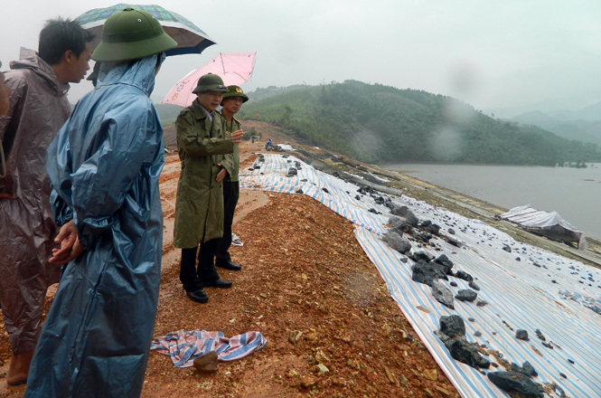 - Đồng chí Phan Văn Khoa, Tỉnh ủy viên, Giám đốc Sở Nông nghiệp và Phát triển nông thôn, Phó Ban Thường trực Ban chỉ huy PCLB tỉnh kiểm tra công tác PCLB tại hồ Troóc Trâu, huyện Quảng Ninh  - Đồng chí Phan Văn Khoa, Tỉnh ủy viên, Giám đốc Sở Nông nghiệp và Phát triển nông thôn, Phó Ban Thường trực Ban chỉ huy PCLB tỉnh kiểm tra công tác PCLB tại cầu Phong Liên, huyện Lệ Thủy