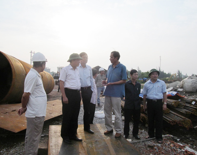 Ảnh: Đồng chí Trần Văn Tuân kiểm tra công tác PCLB tại đơn vị thi công cầu Nhật Lệ 2