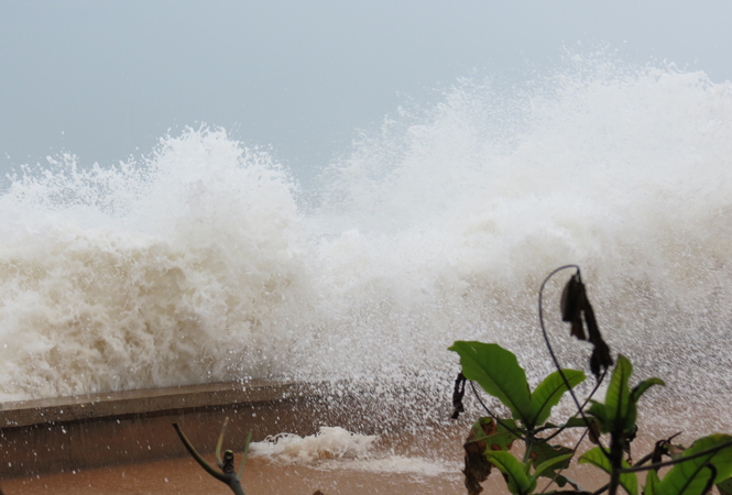 Sóng tràn qua kè biển Nhân Trạch gây sạt lở.