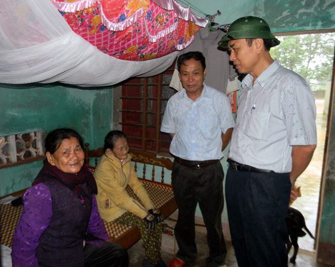 Đồng chí Đặng Văn Hoàn đến thăm những hộ dân sống tại vùng nguy hiểm được UBND xã Ngư Thủy Nam di dời đến nơi an toàn.