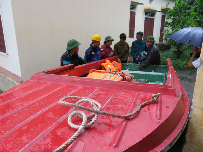 Ca nô trực chiến tại xã Tân Hóa.