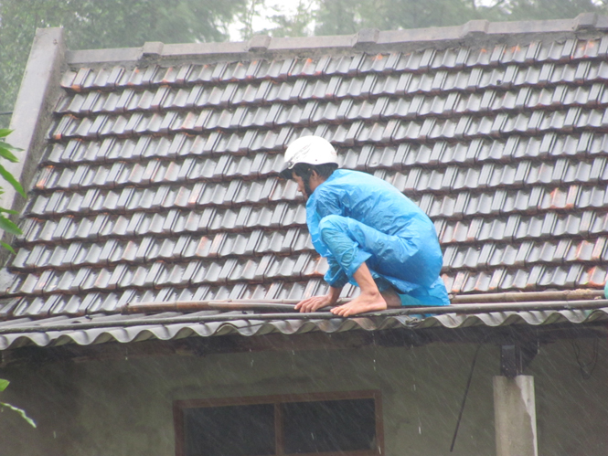 Người dân chằng chống nhà cửa chống bão số 10.