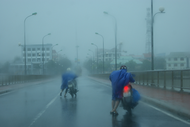 Người dân phải dắt bộ xe máy khi qua cầu Nhật Lệ.