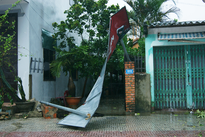 Pa nô hư hỏng do gió mạnh.