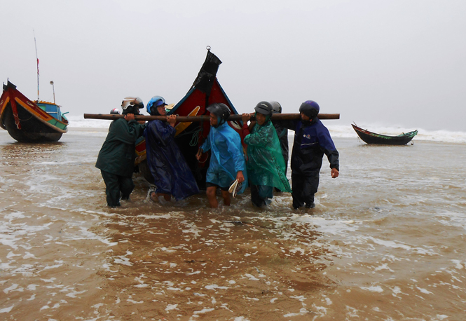 Ngư dân thôn Xuân Hải (Hải Ninh, Quảng Ninh)vật lộn với mưa bão, sóng biển đưa thuyền lên vị trí an toàn.