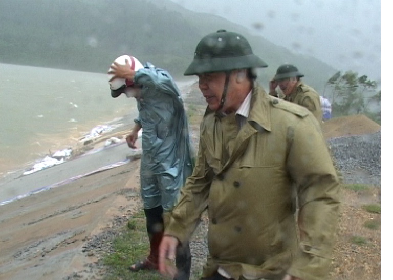 Lãnh đạo huyện Quảng Trạch kiểm tra đập Đồng Mười (xã Quảng Đông).