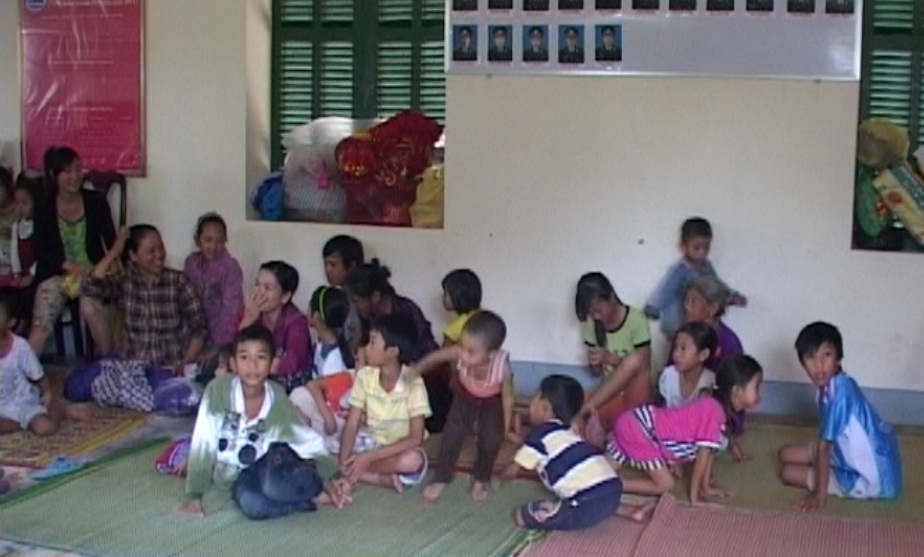 Người dân xã Quảng Phú được đưa vào trú tránh ở Đồn biên phòng Roòn.