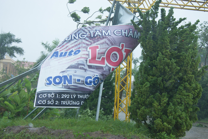 Biển quảng cáo bị gió vặn xoắn.