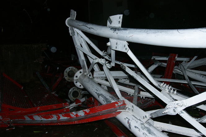 Cột phát sóng trung của Đài tiếng nói Việt Nam bị gãy đổ hoàn toàn.