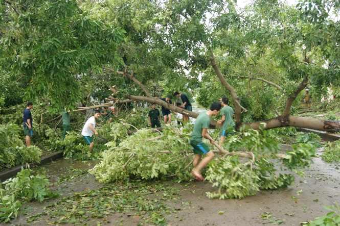 Lực lượng quân đội tham gia khắc phục hậu quả cơn bão số 10. Ảnh: Ngọc Hải