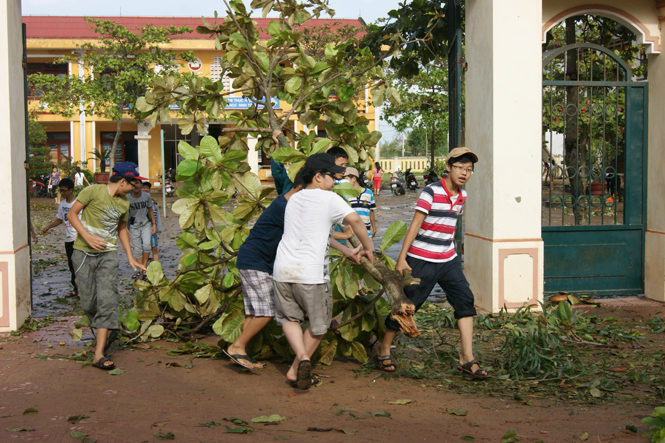 Học sinh dọn dẹp trường học...