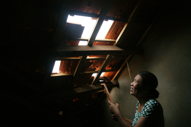 Người dân lợp lại mái nhà.