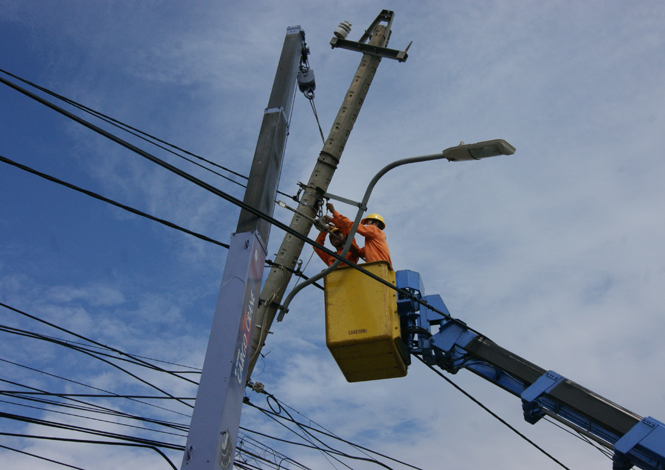 Ngành điện khắc phục sự cố.