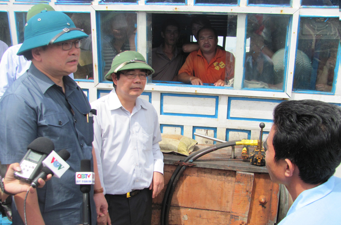 Phó Thủ tướng Hoàng Trung Hải thăm hỏi các thuỷ thủ tàu cá đang neo đậu tại Khu neo đậu tránh trú bão cửa Gianh.