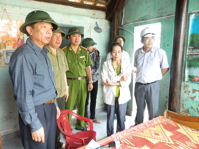 Đồng chí Nguyễn Hữu Hoài, Phó Bí thư Tỉnh ủy, Chủ tịch UBND tỉnh thăm hỏi và động viên những gia đình bị thiệt hại nặng tại huyện Quảng Ninh.