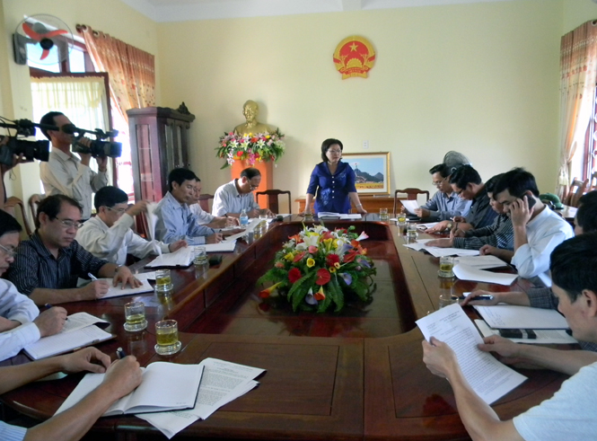 Đồng chí Nguyễn Thị Thanh Hương làm việc với Lệ Thủy về tình hình khắc phục hậu quả bão số 10.