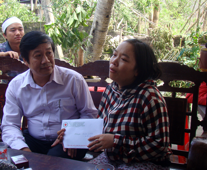 Đồng chí Nguyễn Xuân Quang thăm hỏi, động viên thân nhân anh Nguyễn Thanh Thuần.