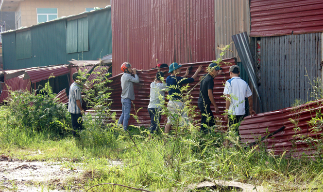 Người dân phường Hải Đình đang tích cực dọn dẹp sau bão.