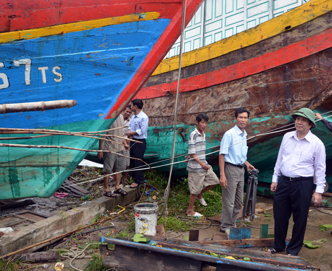 Đồng chí Nguyễn Xuân Quang, Phó Chủ tịch UBND tỉnh kiểm tra tình hình tại xã Cảnh Dương.