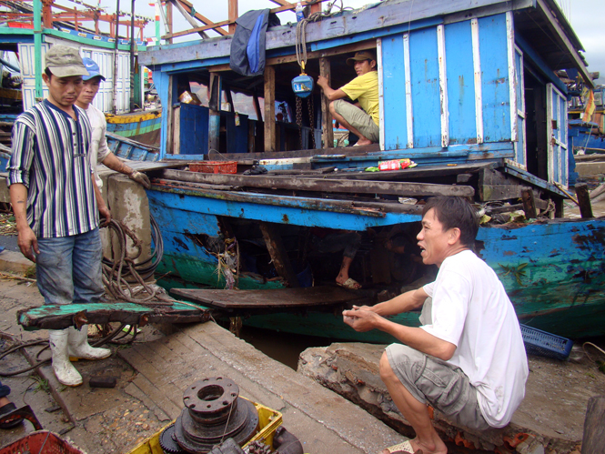 Nhiều chủ tàu cho biết, máy tàu đã chìm trong nước mặn chỉ còn nước tháo ra bán sắt vụn.