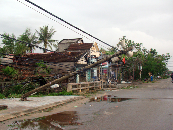Hàng ngàn cột điện trung thế và hạ thế bị gãy đổ do ảnh hưởng của bão số 10.