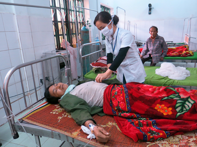 Chăm sóc sức khỏe nhân dân khi bão số 10 đang diễn ra tại Bệnh viện Đa khoa Minh Hóa. Ảnh: Xuân Vương