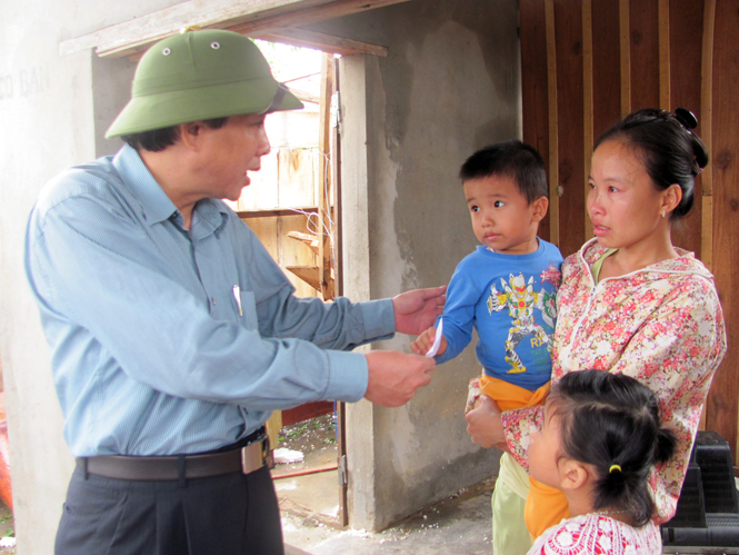  Đồng chí Hoàng Đăng Quang, Phó Bí thư Thường trực Tỉnh uỷ thăm hỏi gia đình anh Võ Hữu Bằng ở thôn Trần Xá, xã Hàm Ninh.