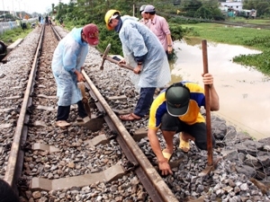 Công nhân đường sắt tiến hành khắc phục, sửa chữa những đường ray bị sạt lở. (Ảnh: Trần Lê Lâm/TTXVN)