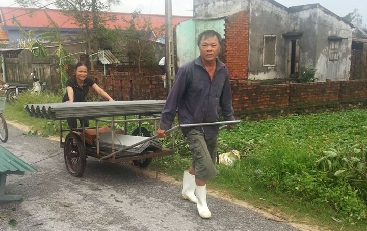 Người dân mua vật liệu về sửa chữa nhà cửa