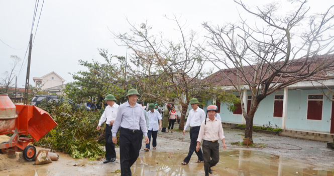 Đồng chí Lương Ngọc Bính, Uỷ viên Trung ương Đảng, Bí thư Tỉnh ủy, Chủ tịch HĐND tỉnh kiểm tra tình hình khắc phục hậu quả mưa bão và thăm Trường Tiểu học Quảng Xuân.