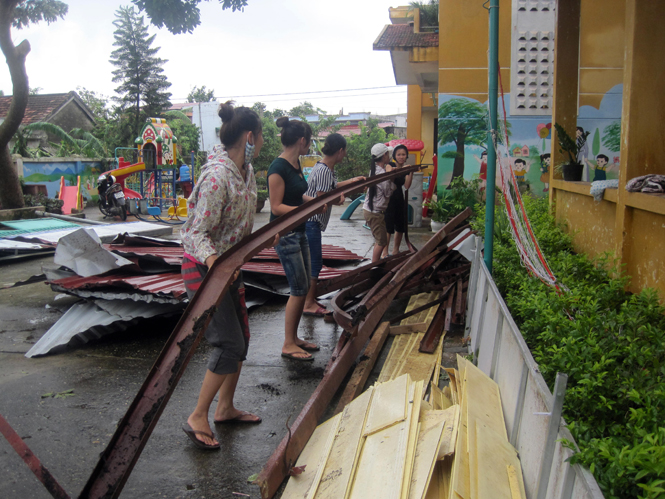 Giáo viên Trường mầm non Lương Ninh vệ sinh khuôn viên trường