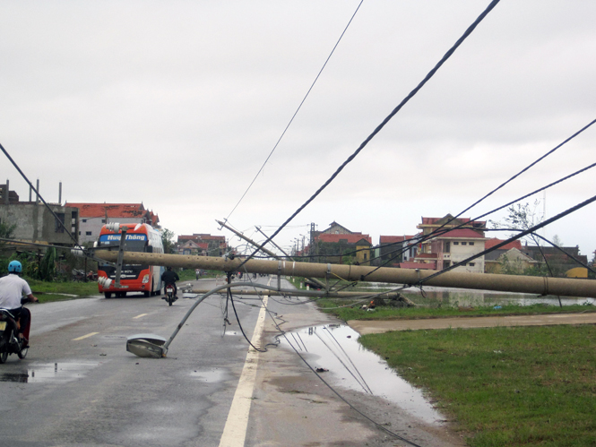 Cột điện cao thế bị gãy đỗ trên đường quốc lộ 1