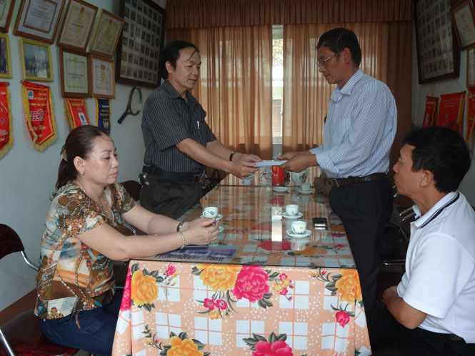 Đại diện lãnh đạo Uỷ ban MTTQVN tỉnh trao tiền hỗ trợ cho gia đình hai nhân viên của VOV bị thiệt mạng do bão số 10 thông qua Ban Lãnh đạo Trung tâm kỹ thuật phát thanh Đài Tiếng nói Việt Nam tại Đồng Hới