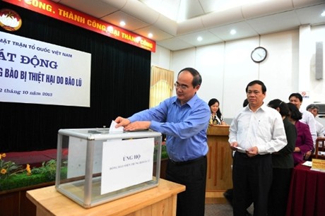 Cơ quan TW Mặt trận Tổ quốc Việt Nam tổ chức quyên góp, ủng hộ đồng bào miền Trung. Ảnh VGP/Từ Lương