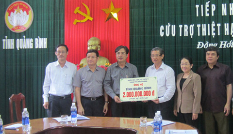 Đại diện lãnh đạo UBMTTQVN tỉnh tiếp nhận cứu trợ thiệt hại bão số 10 của TP Hồ Chí Minh.