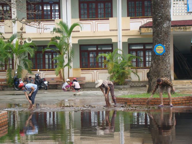 Cán bộ giáo viên Trường Tiểu học xã Quảng Trung dọn dẹp vệ sinh, chuẩn bị cho trường hoạt động trở lại.