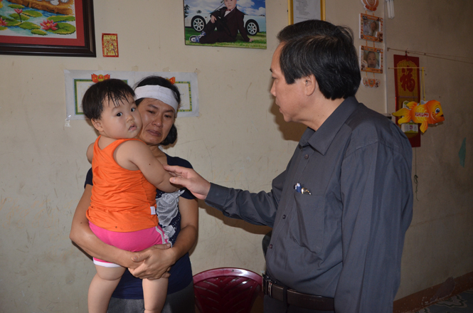 Đồng chí Hoàng Đăng Quang, Phó Bí thư Thường trực Tỉnh ủy, Trưởng đoàn đại biểu Quốc hội tỉnh thăm hỏi gia đình nạn nhân Lê Thanh Nghị.
