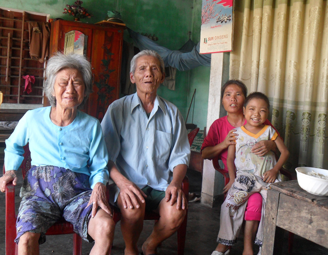 Cả gia đình Huân sống trong căn nhà cấp 4 dột nát.