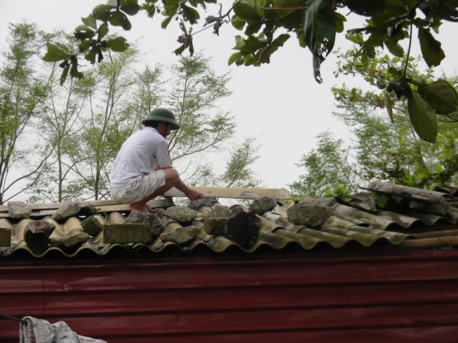 Người dân Lệ Thủy lợp lại nhà sau bão.