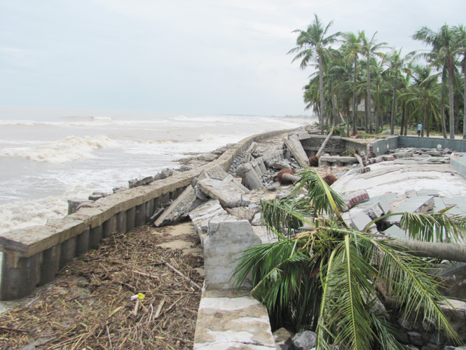 Kè biển Bảo Ninh có trị giá 150 tỷ đồng đã bị bão đánh tan.