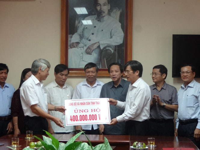 Đại diện lãnh đạo tỉnh tiếp nhận cứu trợ thiệt hại bão số 10 từ đoàn cứu trợ Thanh Hoá