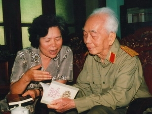 Đại tướng Võ Nguyên Giáp và tác giả (Ảnh: tác giả cung cấp)