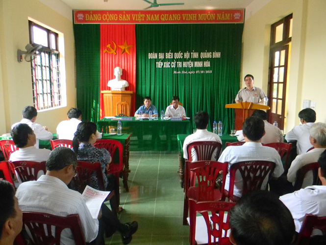 Đại biểu Nguyễn Mạnh Cường báo cáo một số nội dung chính sẽ được tiến hành trong kỳ họp thứ 6, Quốc hội khóa XIII với cử tri huyện Minh Hóa.