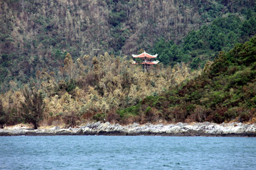 Tháp chuông trong khu vực núi Xóm Mới, mặt hướng nhìn ra Đảo Yến. Ảnh: T.Q.N