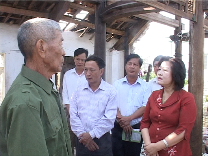Đồng chí Nguyễn Thị Thanh Hương, UVTV TU, Phó Chủ tịch HĐND tỉnh thăm gia đình ông Hoàng Văn Ngặt ở thôn Cừa Thôn, xã Hải Ninh.