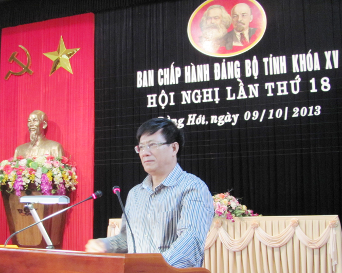 Đồng chí Lương Ngọc Bính, Uỷ viên Trung ương Đảng, Bí thư Tỉnh uỷ, Chủ tịch HĐND tỉnh phát biểu tại hội nghị.