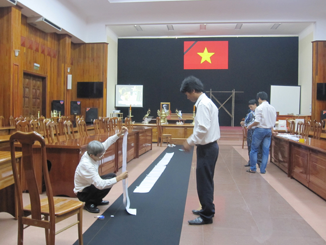 Công tác chuẩn bị Lễ tang, Lễ viếng, Lễ truy điệu Đại tướng Võ Nguyên Giáp tại hội trường UBND tỉnh.