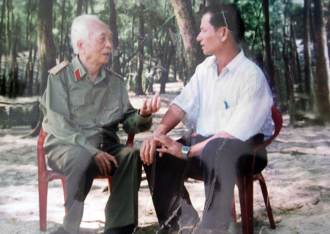Đại tướng căn dặn ông Nguyễn Văn Hờ, nguyên Chủ tịch UBND xã ngày về thăm Quang Phú, tháng 8-1999.
