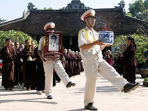 Nhân dân Thái Nguyên lập bàn thờ Đại tướng Võ Nguyên Giáp tại chùa Thịnh Đán (Ảnh: Thu Hằng/TTXVN)