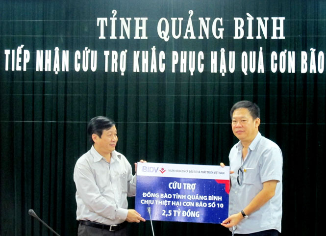 Đại diện lãnh đạo BIDV trao tượng trưng số tiền hỗ trợ cho tỉnh Quảng Bình.
